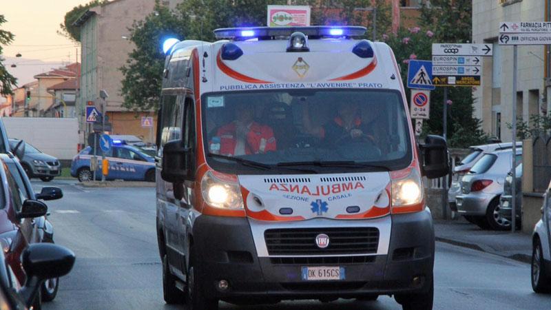 Prato, donna accoltellata dal marito: i colpi per strada, l’aiuto dei passanti e i silenzi