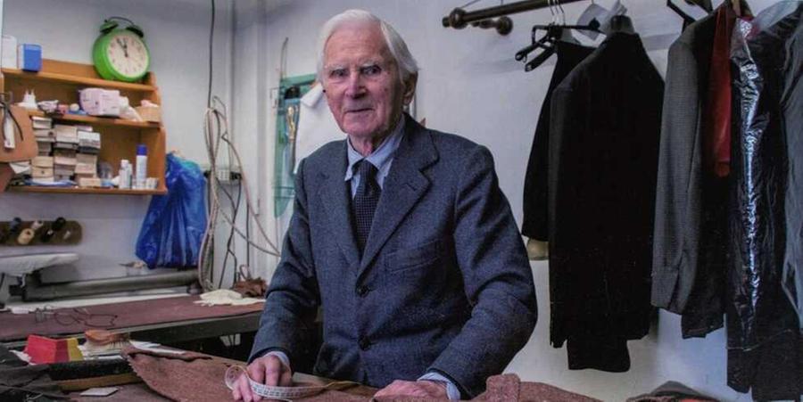 Vittoriano Bertozzi nel suo atelier sartoriale aperto nel 1958