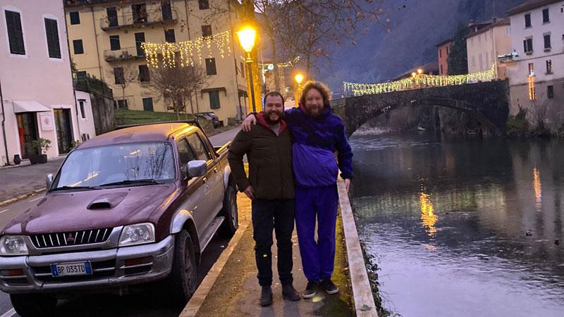 Nella foto a sinistra Federico Tomei e il cugino Markus Karekallas nel punto in cui il finlandes è caduto nella Lima