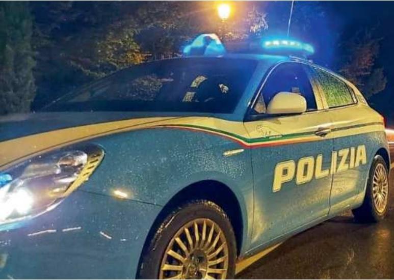 Una volante della polizia di Stato (foto d'archivio)