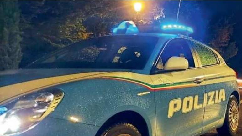 Una volante della polizia di Stato (foto d'archivio)