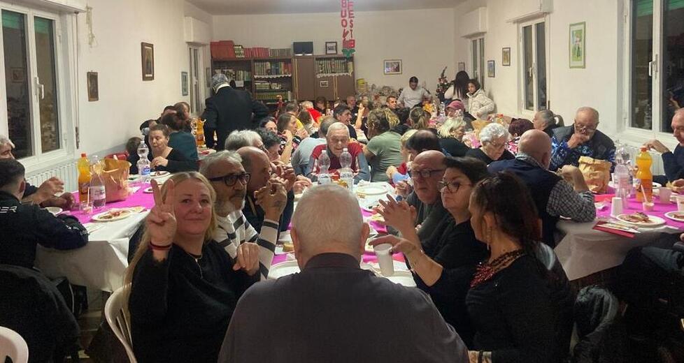 Livorno, cento persone a tavola: la cena del rione Shangai è un successo<br>

