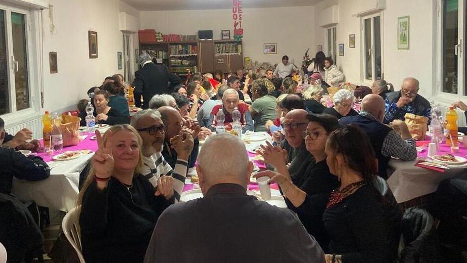 Livorno, cento persone a tavola: la cena del rione Shangai è un successo<br type="_moz" />