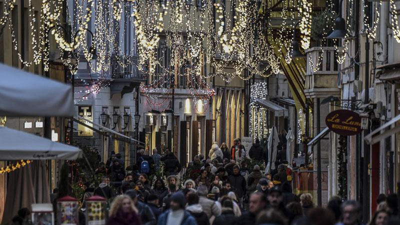 Corso Carducci durante un pomeriggio di dicembre (Agenzia Bf)