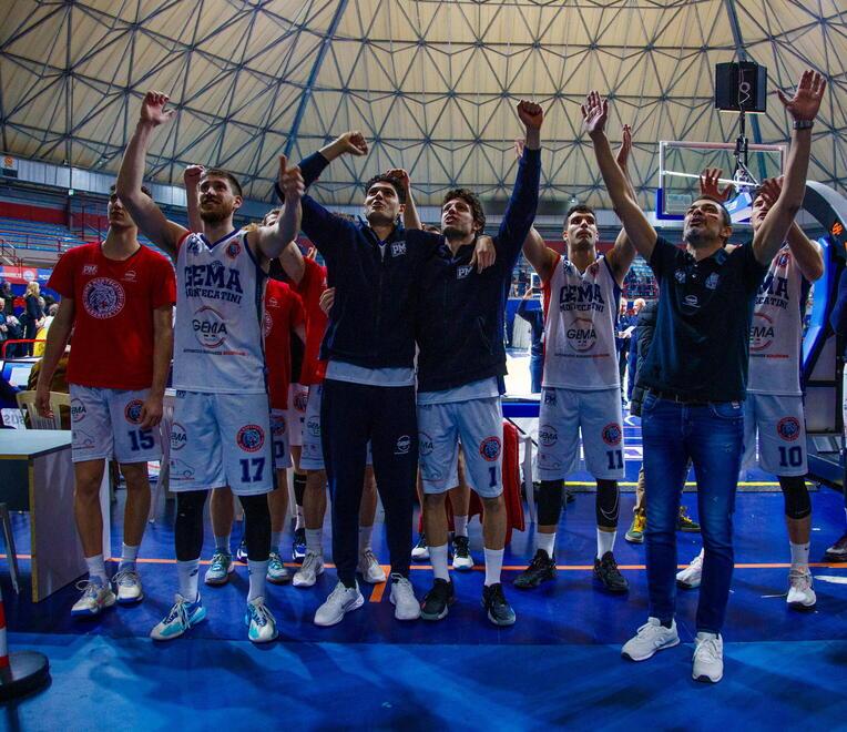La festa dopo la vittoria nel derby con la Pielle (foto Nucci)