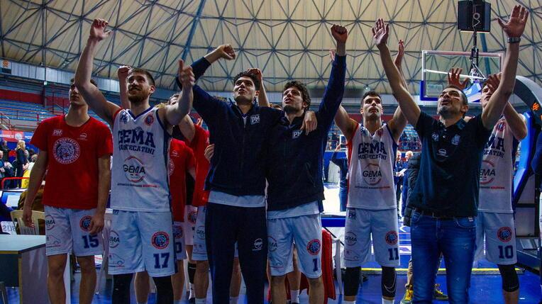 La festa dopo la vittoria nel derby con la Pielle (foto Nucci)