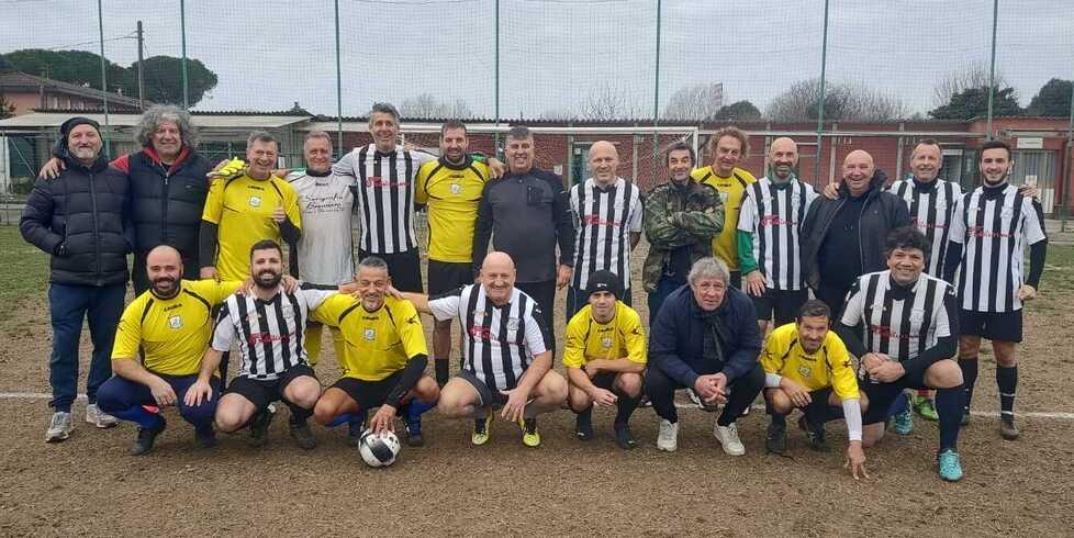 Ecco gli arditi calciatori qualcuno ormai nonno riuniti la mattina di Natale al campo di Sant’Anna
