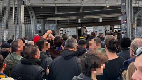 Pisa, le file ai tornelli dello stadio per la Questura sono colpa dei tifosi: «Troppi ingressi abusivi»