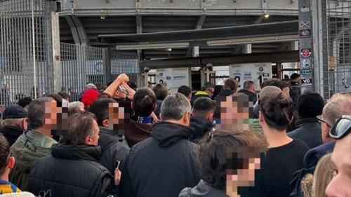 Pisa, le file ai tornelli dello stadio per la Questura sono colpa dei tifosi: «Troppi ingressi abusivi»