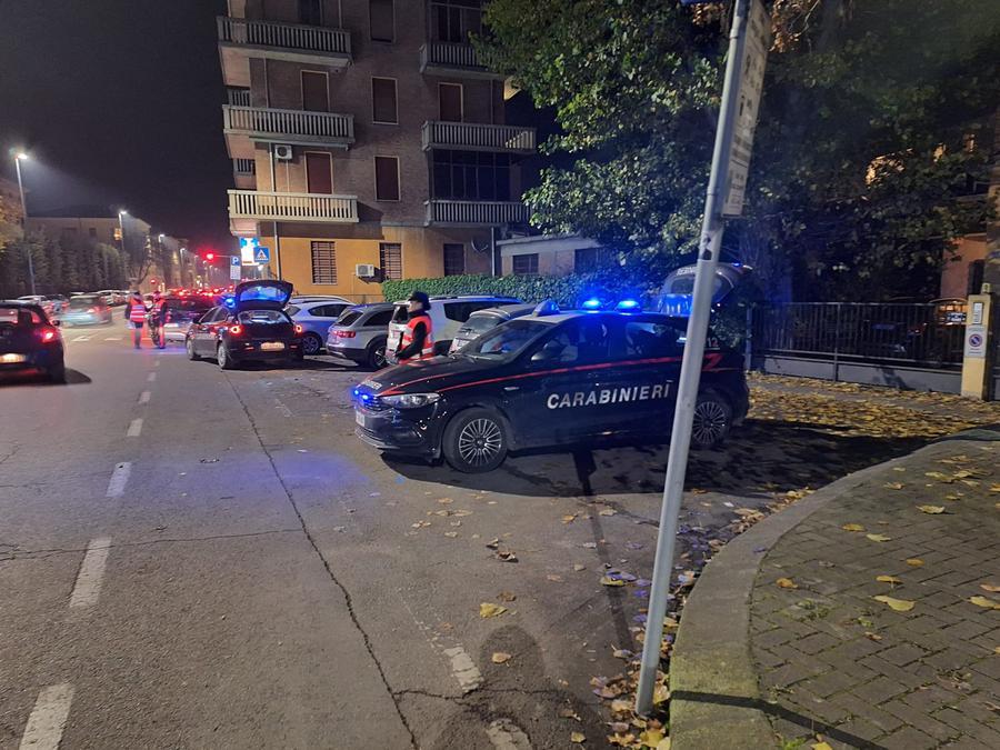 Modena, picchia la moglie con una scopa e la minaccia di morte quando lei chiama il numero anti violenza