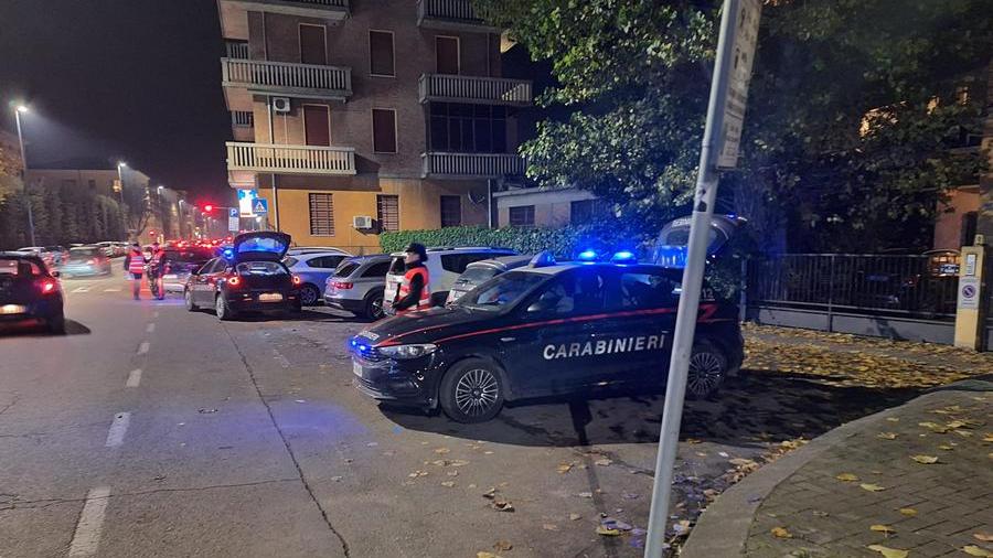 Modena, picchia la moglie con una scopa e la minaccia di morte quando lei chiama il numero anti violenza