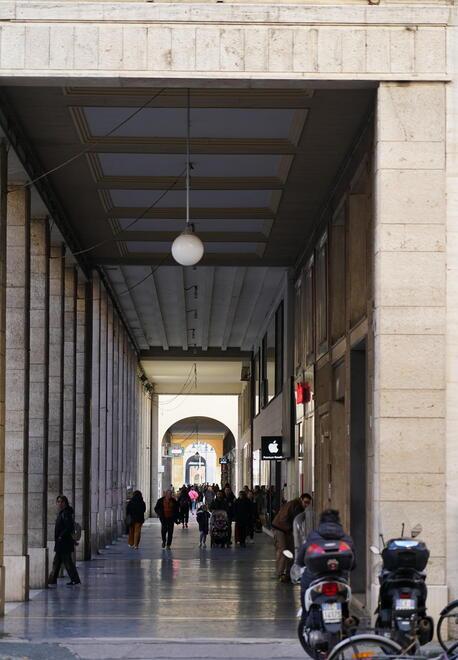 Livorno, sotto i portici via anche le lanterne. Ecco perché ne saranno salvate solo 30