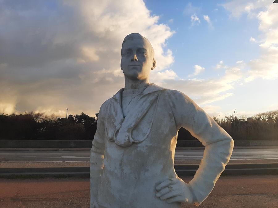 Livorno, ripulita dalla vernice la faccia della statua del Marinaio