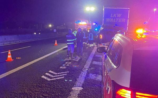 Prato, tampona il Tir fermo nella piazzola di sosta: muore sull’A11 a 50 anni