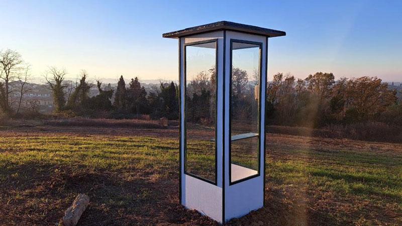 Una cabina telefonica in mezzo alla campagna toscana per comunicare con chi abbiamo perduto: ecco come visitarla