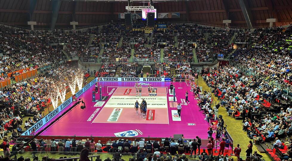 Il Modigliani Forum esaurito per la finale di Super Coppa di pallavolo dello scorso ottobre (foto Franco Silvi)