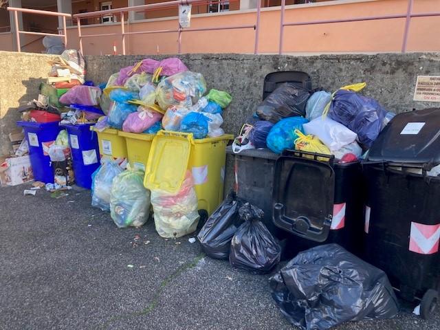 Livorno, sos spazzatura in via Provinciale Pisana