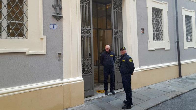 Livorno, la fidanzata poteva uscire di casa solo per andare a fare il bucato. L’inferno di una 26enne