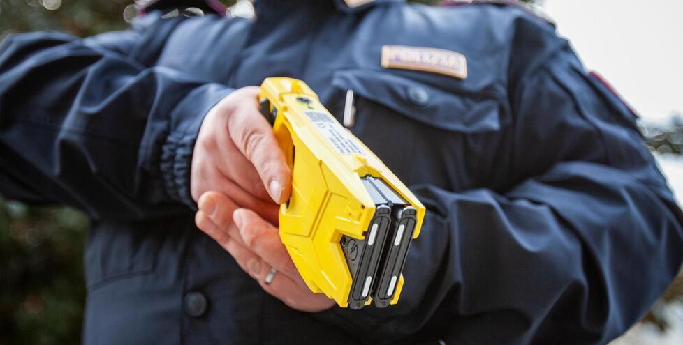I poliziotti si sono visti costretti a utilizzare la pistola taser in dotazione alle forze dell’ordine (foto d’archivio)