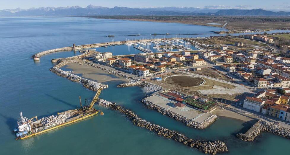 La chiatta arrivata a Marina di Pisa lo scorso 16 dicembre e poi ripartita il 20 (foto Fabio Muzzi)