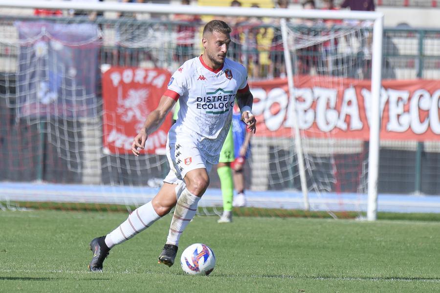 Il Livorno “scippa” al Grosseto il difensore Lorenzo Schiaroli