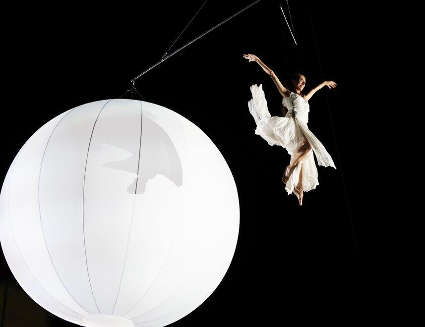 San Silvestro in piazza Prampolini con acrobati e danzatori