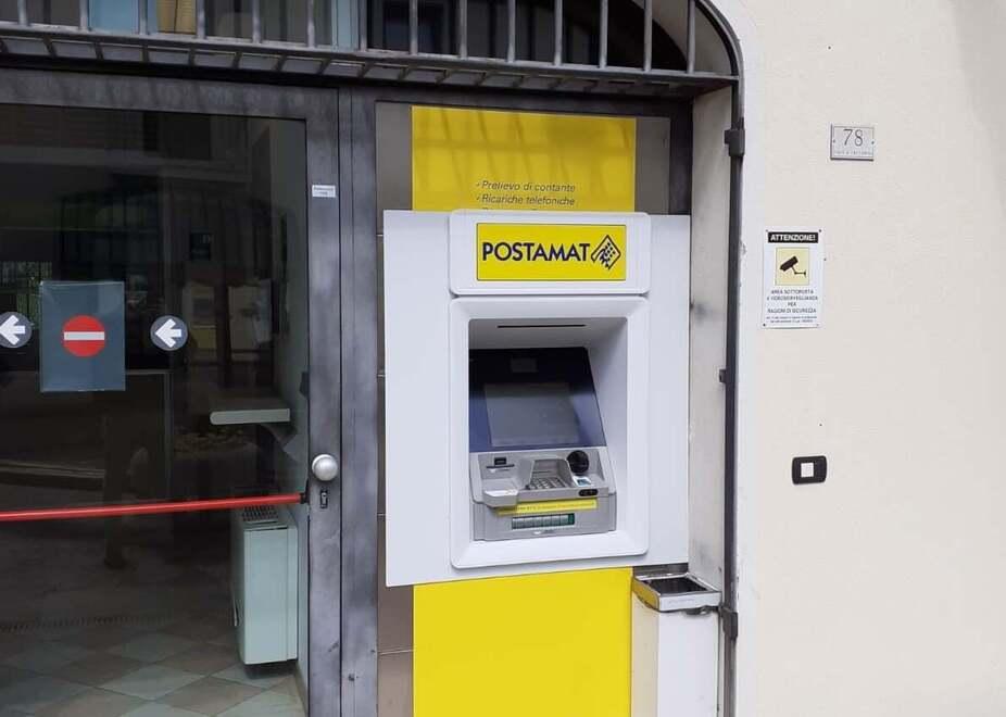 Uno sportello Atm delle Poste: l’uomo aveva chiesto alla donna di ritirare i soldi lì