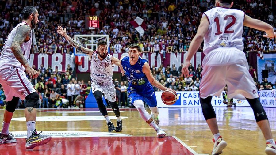 In alto Rubbini porta palla controllato dalla difesa della Libertas nel derby di ritorno della scorsa stagione