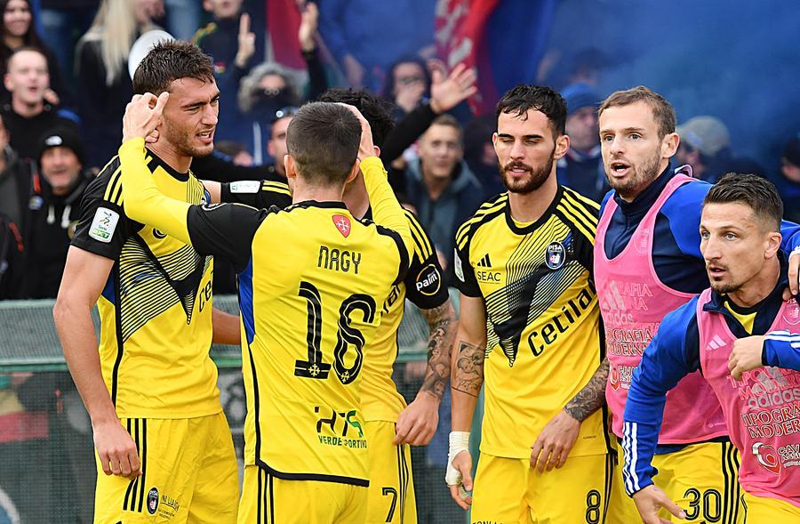 
	Qui sopra, Canestrelli festeggiato dai compagni ma la gioia sar&agrave; di breve durata: il suo gol dell&rsquo;1-2 verr&agrave; annullato dal Var per fuorigioco (foto LaPresse)

