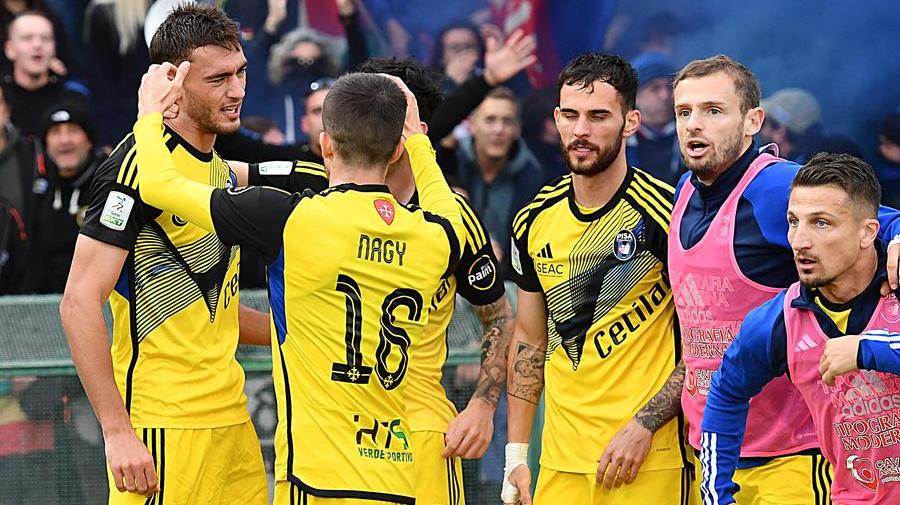 Qui sopra, Canestrelli festeggiato dai compagni ma la gioia sarà di breve durata: il suo gol dell’1-2 verrà annullato dal Var per fuorigioco (foto LaPresse)