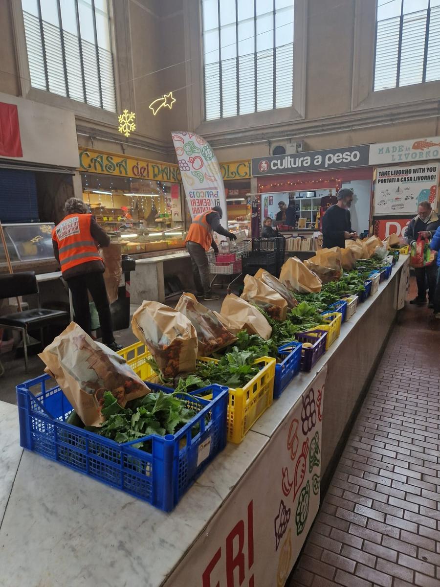 Livorno, frutta, verdura, pane: al Banco 13 del Mercato Centrale si dona quel che non viene venduto