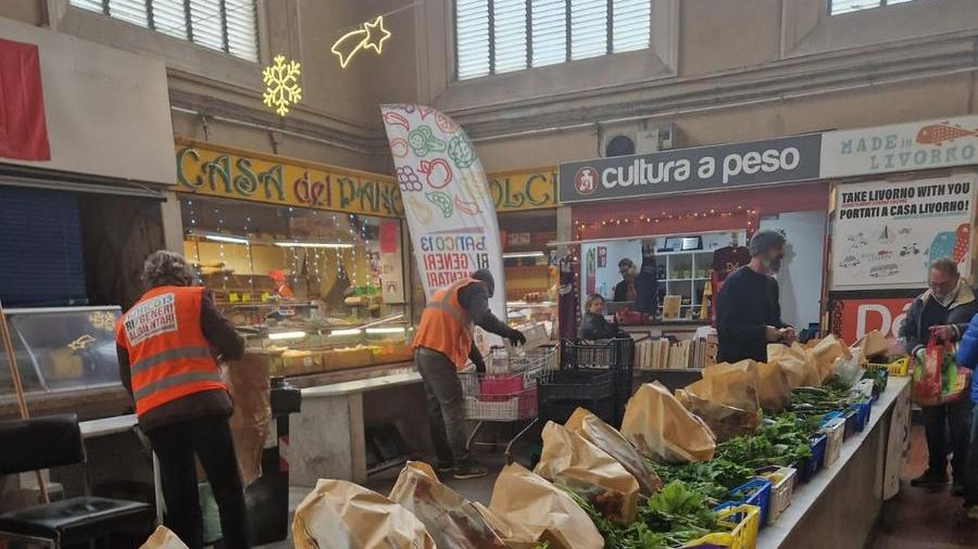 Livorno, frutta, verdura, pane: al Banco 13 del Mercato Centrale si dona quel che non viene venduto