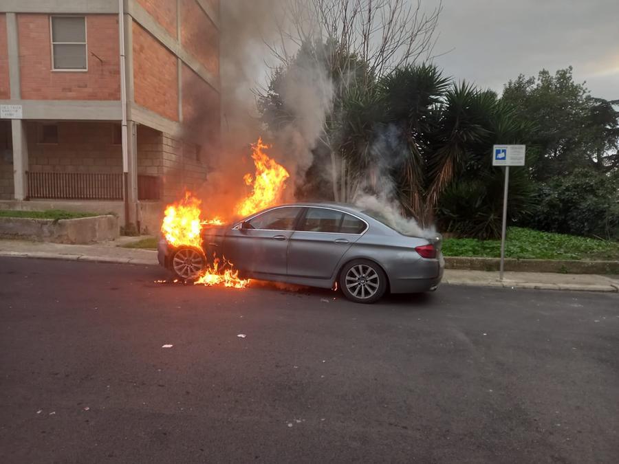 Sassari, paura per una Bmw avvolta dalle fiamme in pieno giorno