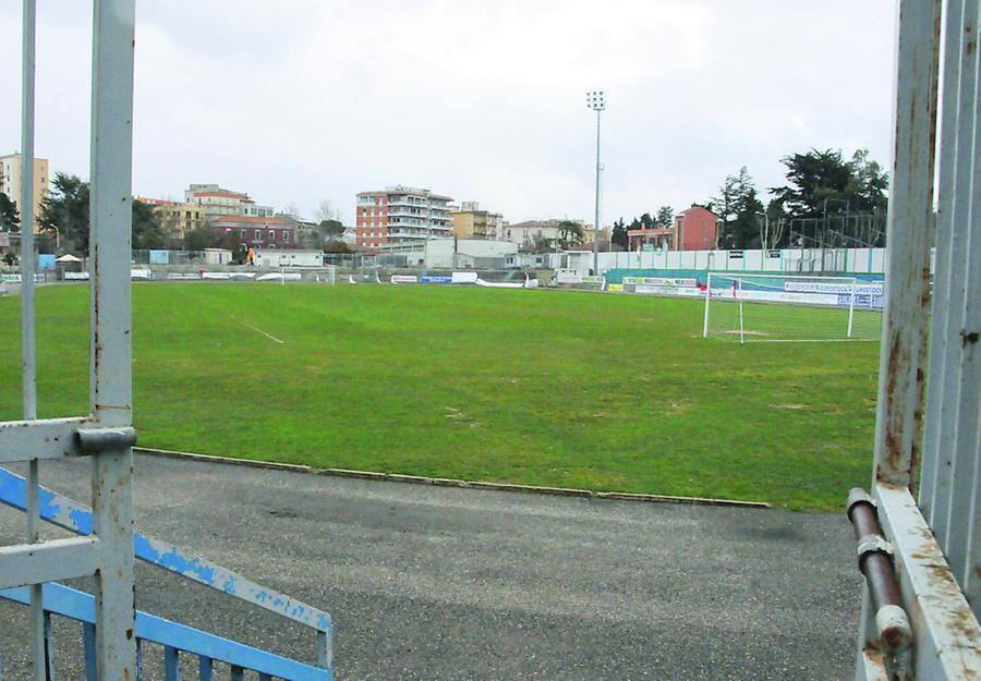 Petardi e scacciacani al Frogheri: scoppia il caos in casa Nuorese