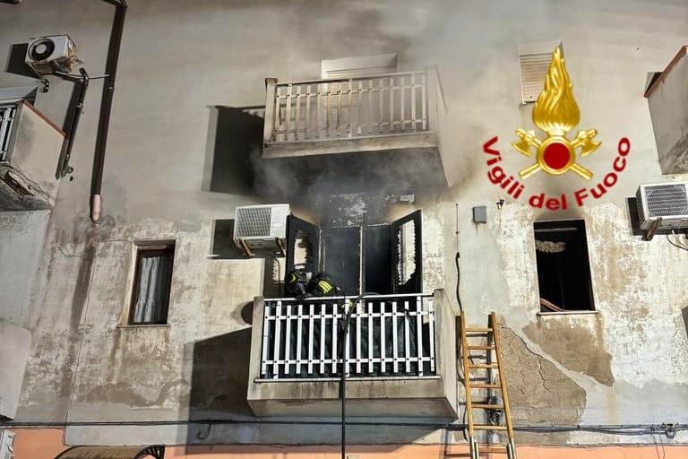 Appartamento in fiamme a Sassari, un anziano trasportato d’urgenza in ospedale