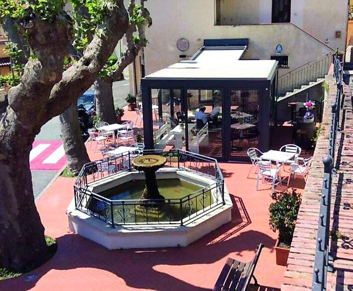 Lanciano uova contro le vetrate del bar: gruppo di minorenni a rischio denuncia