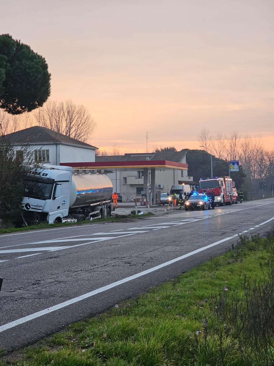 Comacchio, con il camion abbatte recinzioni e contatori del gas