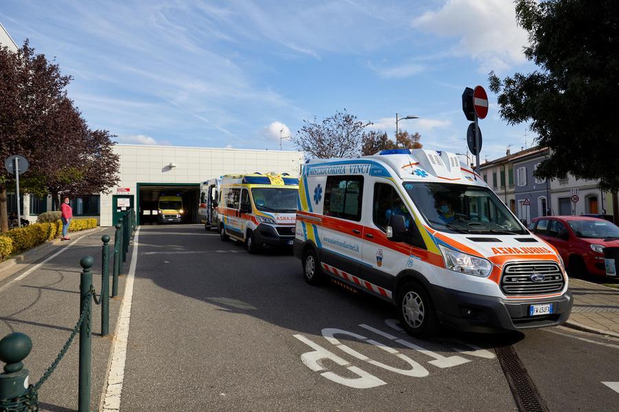 Ospedale di Empoli, pazienti visitati sulle ambulanze. La direttrice: «Picco d’influenza e medici di base non reperibili»