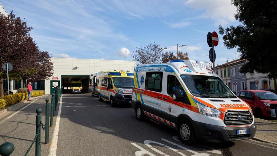 Ospedale di Empoli, pazienti visitati sulle ambulanze. La direttrice: «Picco d’influenza e medici di base non reperibili»