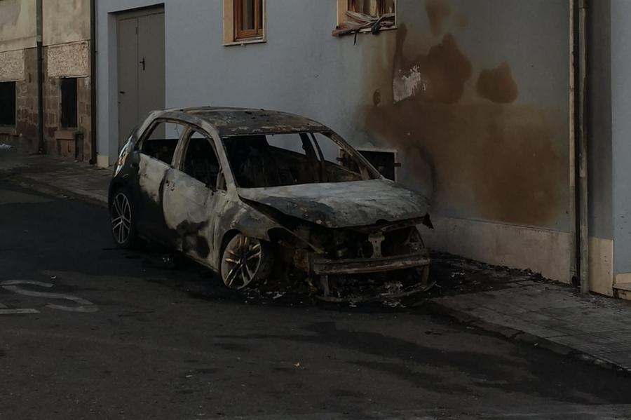 
	L'auto incendiata a Bosa

