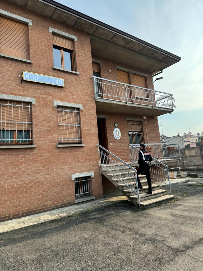 Reggiolo, suonano il claclson mentre è alla guida e le rubano il portafoglio