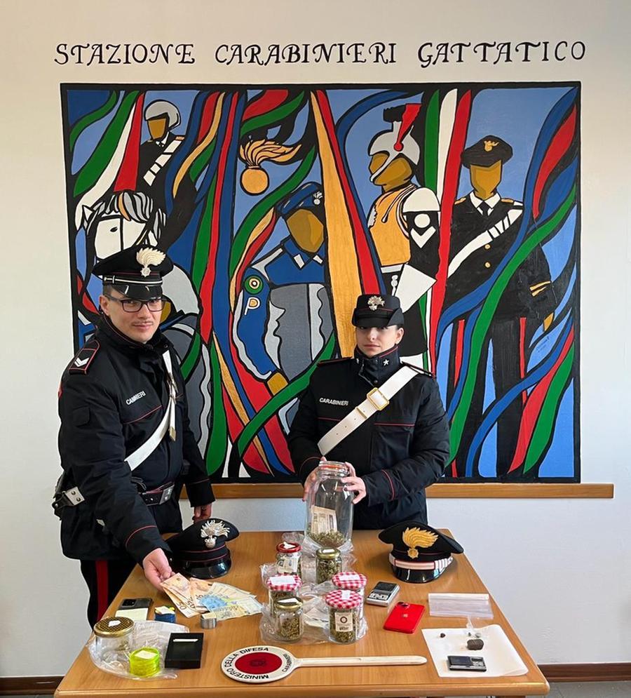 Gattatico, perquisizioni a casa di sei giovani: trovati 350 grammi di hashish e 190 grammi di marijuana