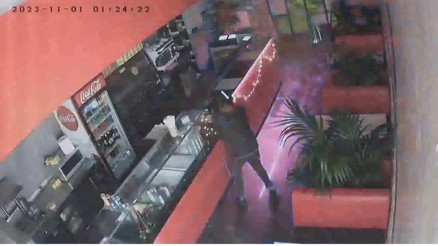 Lucca, filmato mentre sfonda la vetrina e ruba tre telefonini e il fondo cassa