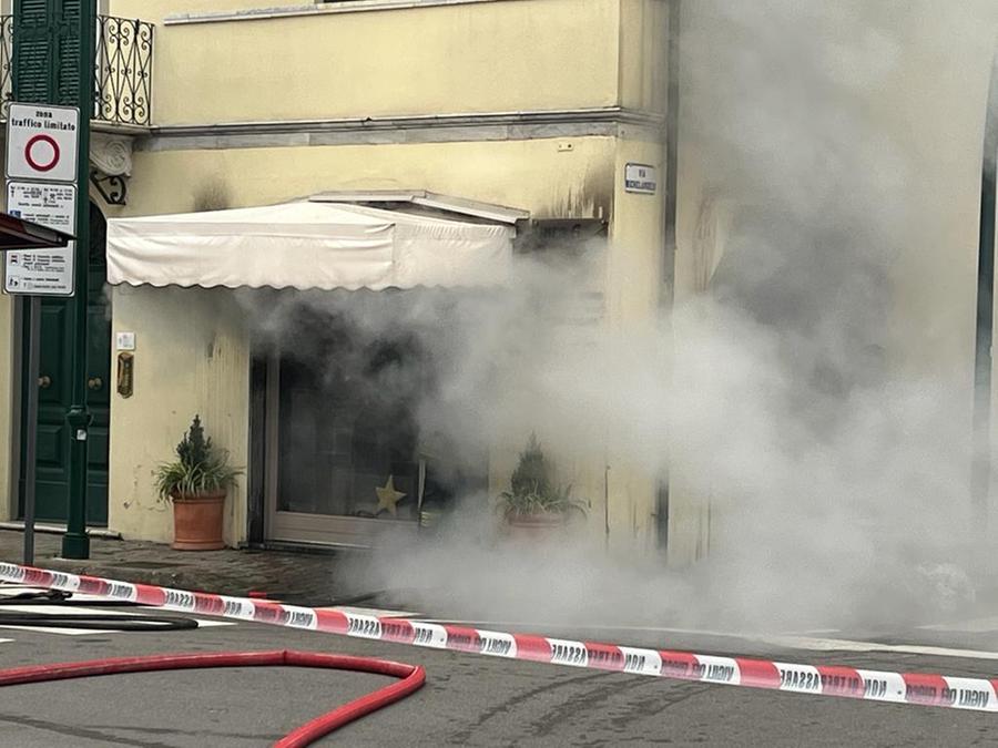Forte dei Marmi, incendio in un salone: ingenti i danni