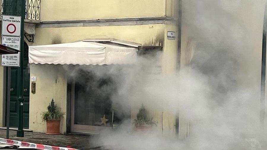 Forte dei Marmi, incendio in un salone: ingenti i danni
