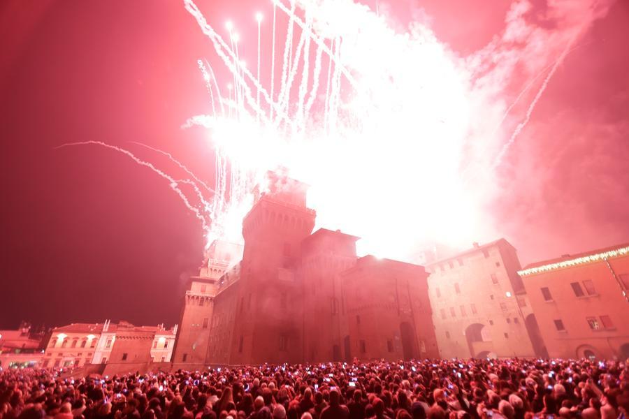 Ferrara per Capodanno divieto di bevande da asporto e spray