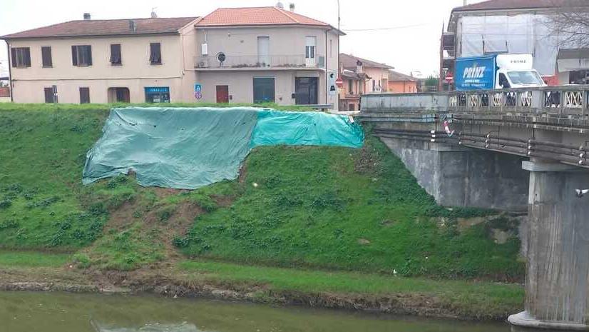 Santa Maria a Monte, frana l’argine vicino al ponte: «Lavori urgenti, no rimpalli»<br type="_moz" />