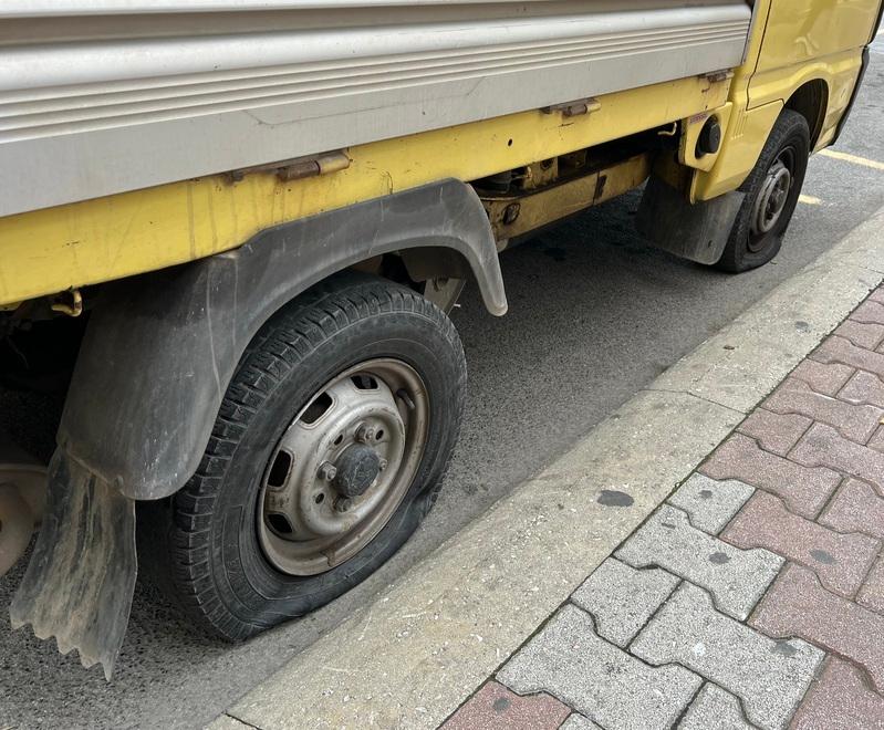 
	Le gomme squarciate al furgone Quargo in via Lombroso

