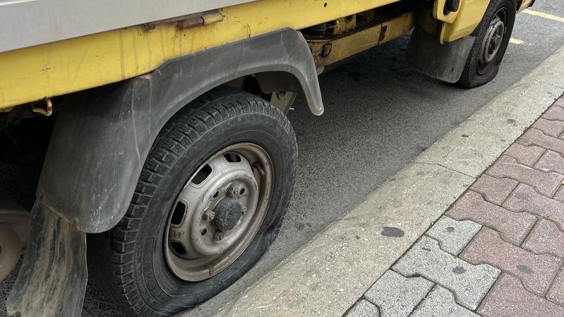 Le gomme squarciate al furgone Quargo in via Lombroso