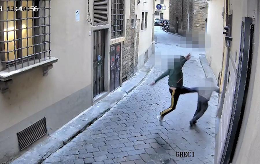 
	Un momento dell'aggresione

